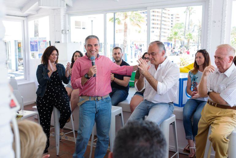 Esteban González Pons (en el centro) junto a Elías Bendodo