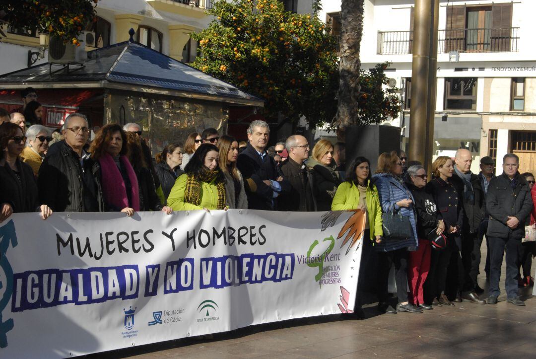 Un momento de la concentración convocada por la Asociación de Mujeres Progresistas Victoria Kent.
