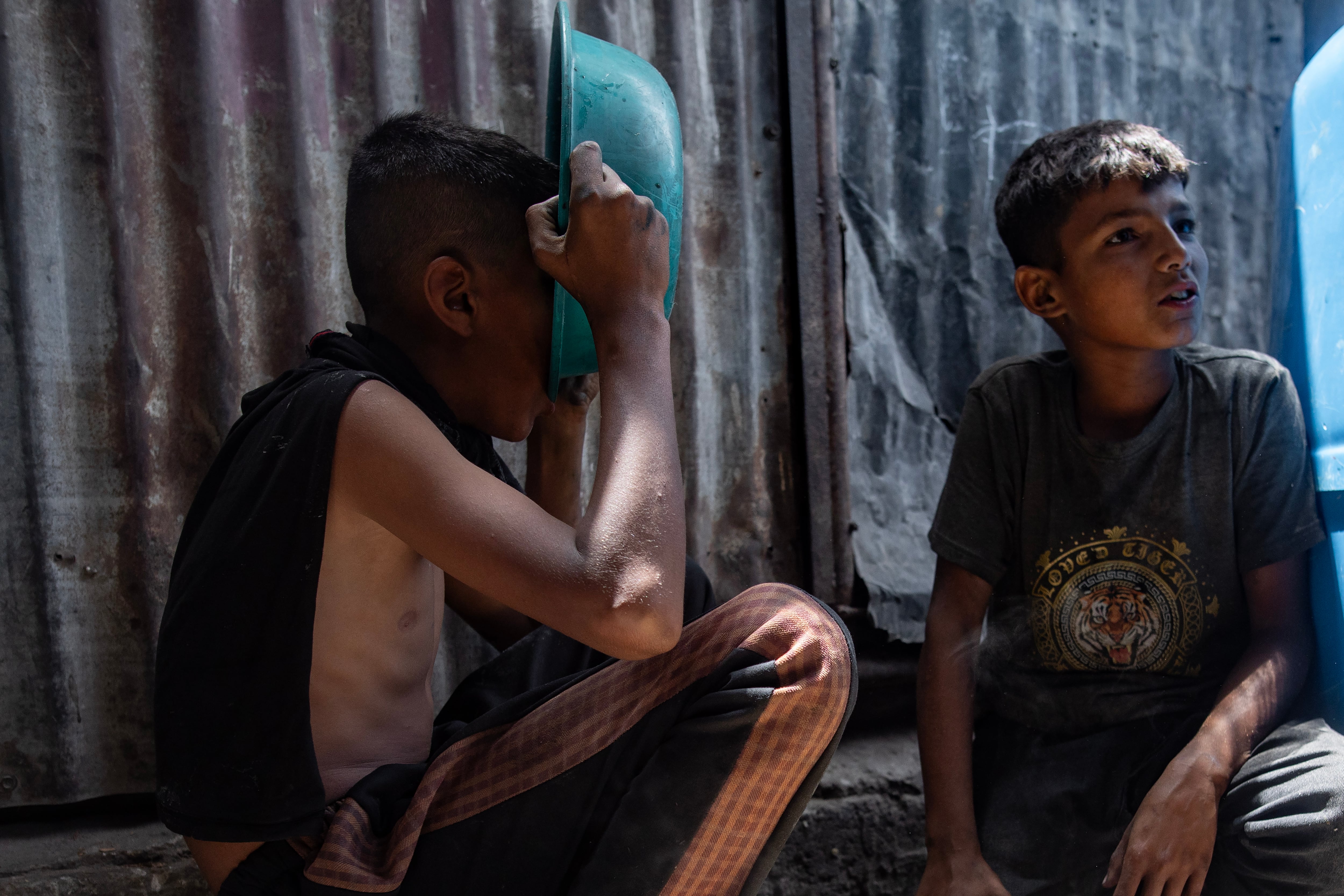 Desplazados gazatíes esperan esta semana para el reparto racionado de comida