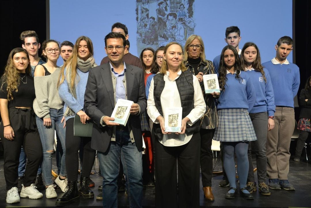 Cuenca y Laura García Lorca, rodeados de jóvenes, durante la presentacón del libro