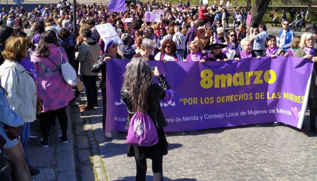 Archivo - Cabecera de una manifestación del 8M en 2020.