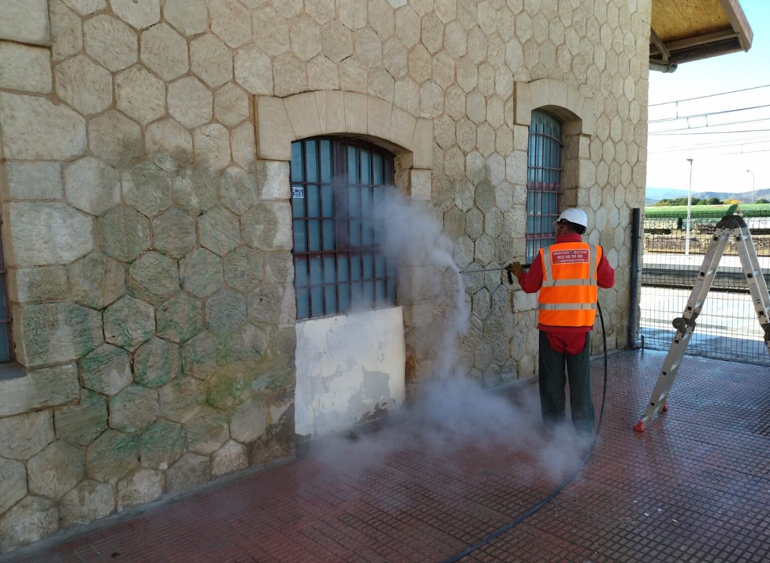 Limpieza de pintadas en la zona de la Estación