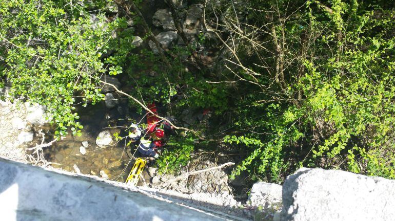 Bomberos rescatan el cuerpo del motorista fallecido