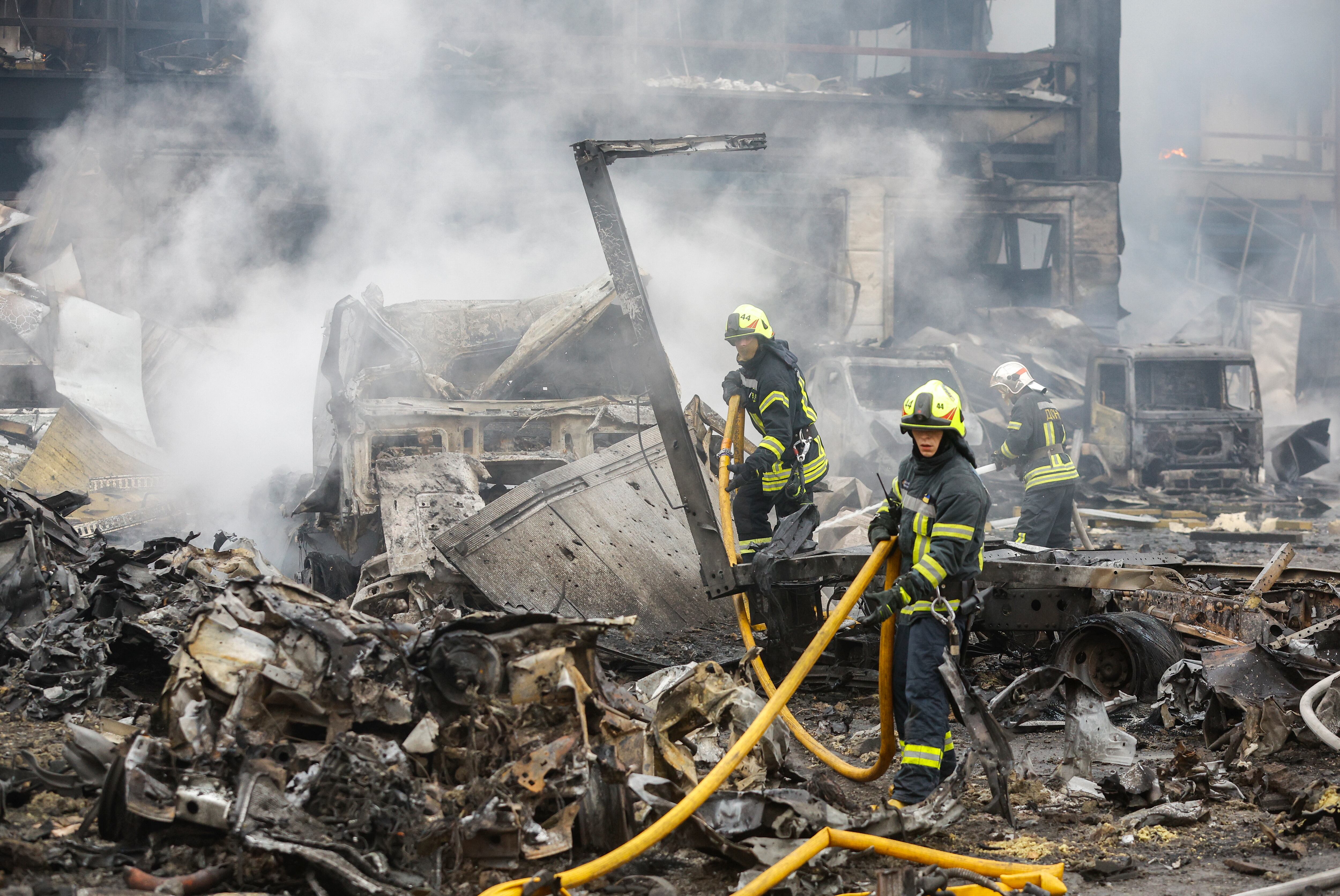 Equipos de rescate ucranianos trabajan en el lugar donde cayó un misil ruso en Kiev, Ucrania, el 25 de octubre de 2025, en medio de la invasión rusa.