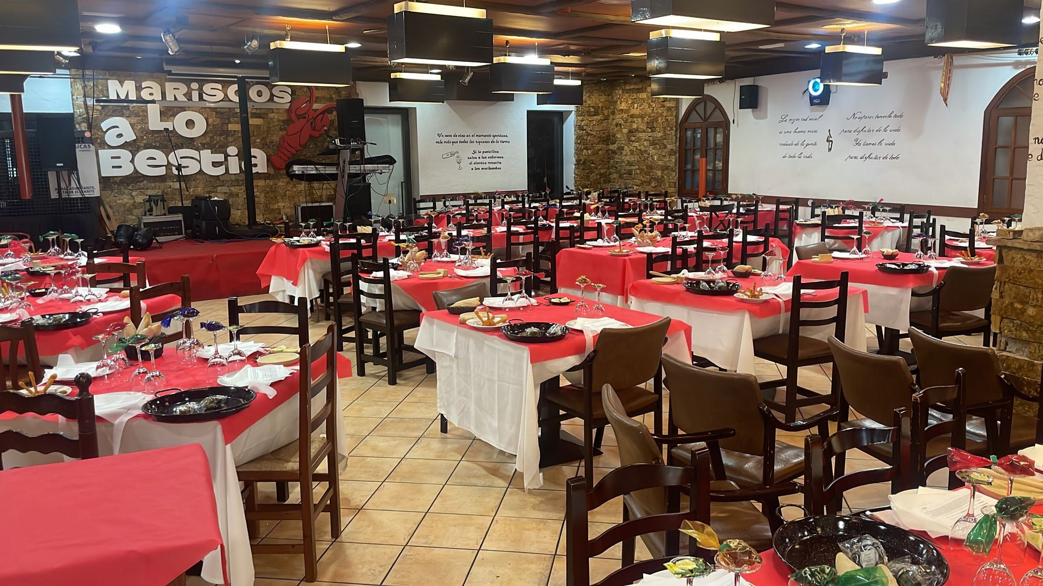 Interior del Restaurante La Peña en Lorca con sus &#039;Mariscos a lo Bestia&#039;