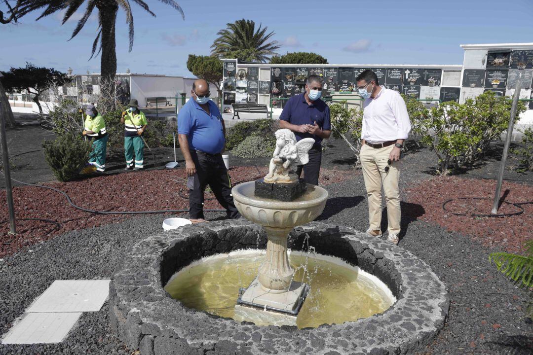 El alcalde de Teguise, Oswaldo Betancort, y el concejal de Vías y Obras, Eugenio Robayna, supervisando los trabajos en el cementerio de Teguise.