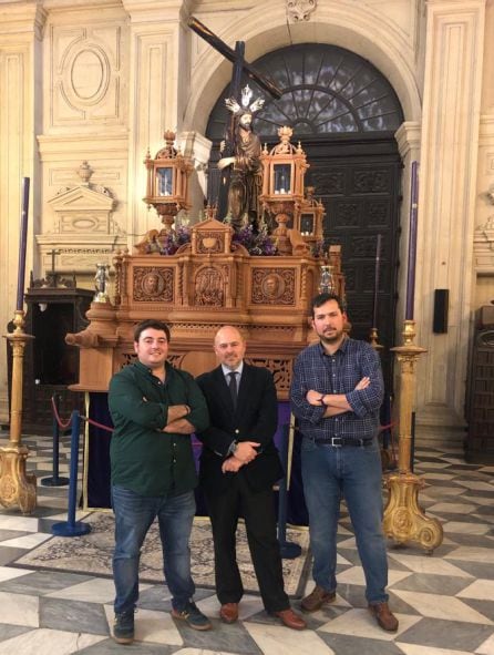 De izquierda a derecha, José Manuel Peña, Alejandro Mateos, hermano mayor del Cristo de La Corona; y Fran Soria, prioste de la corporación