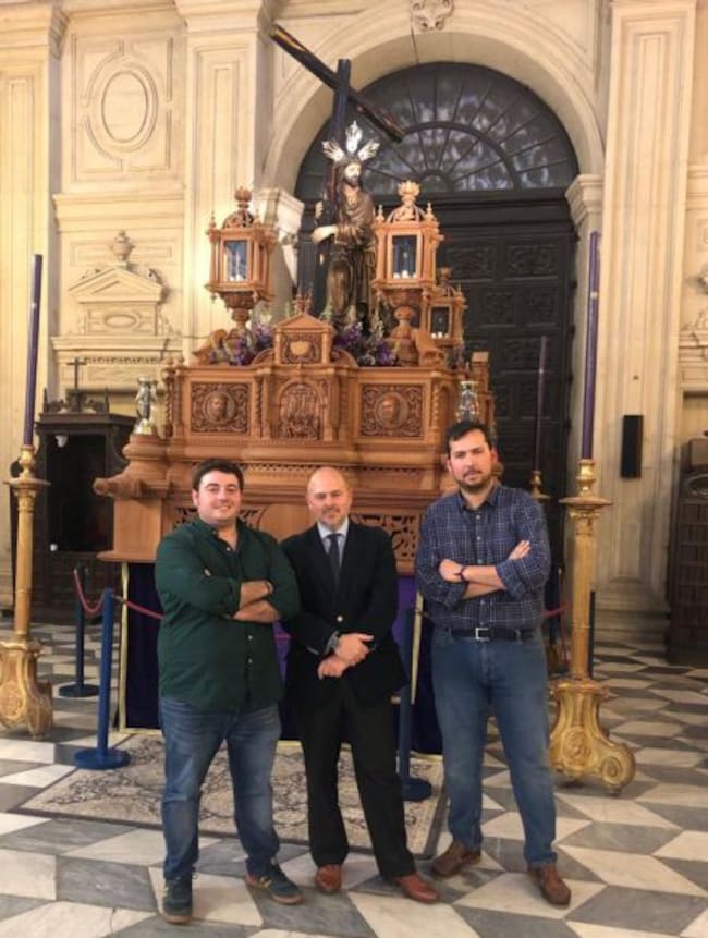 De izquierda a derecha, José Manuel Peña, Alejandro Mateos, hermano mayor del Cristo de La Corona; y Fran Soria, prioste de la corporación