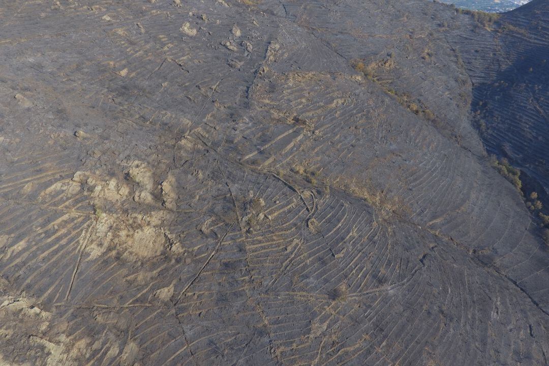 Pla aeri de les feixes en desús que va posar al descobert l'incendi entre Llançà i el Port de la Selva