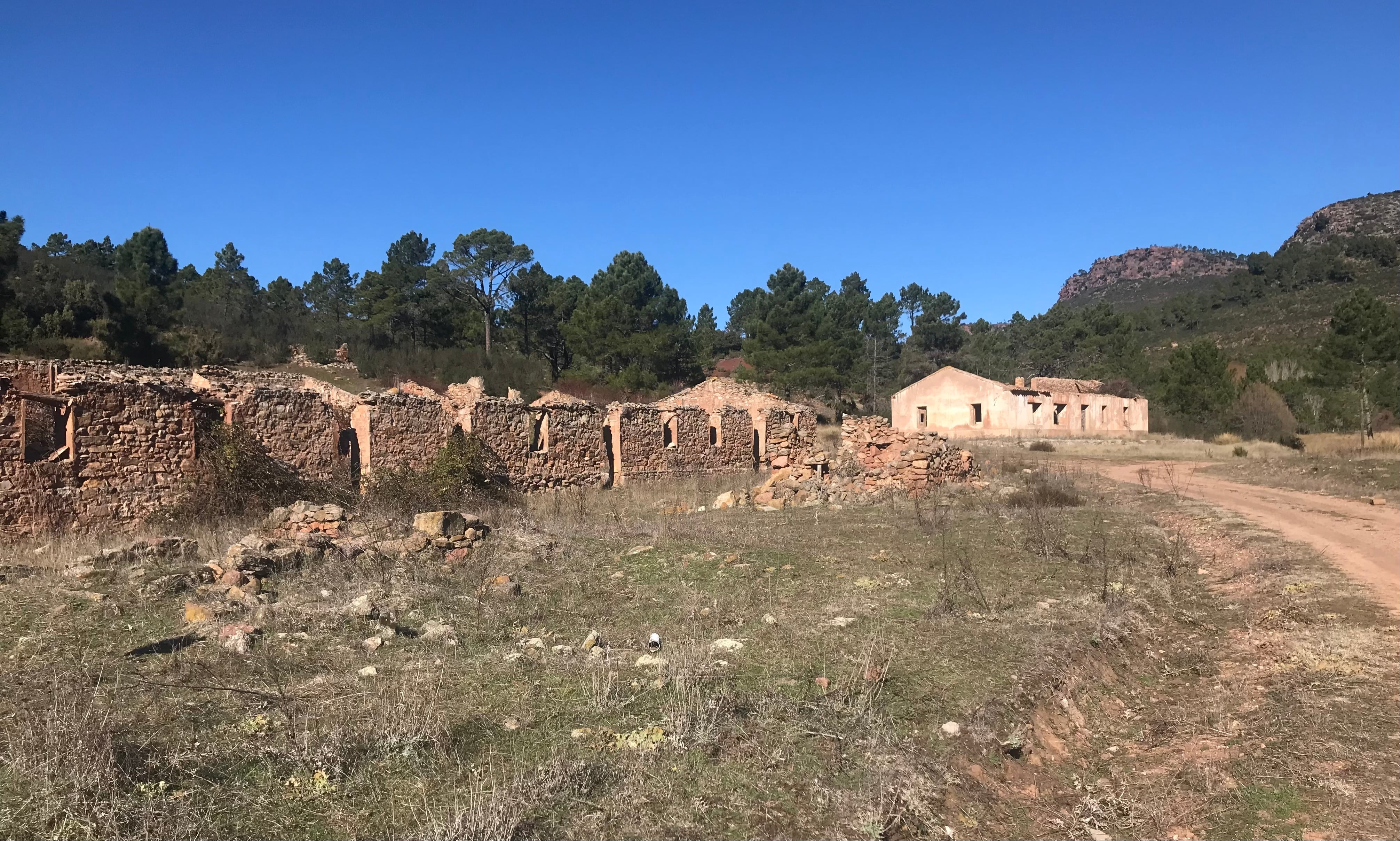 Ruinas de viviendas y del complejo minero de Henarejos (Cuenca).