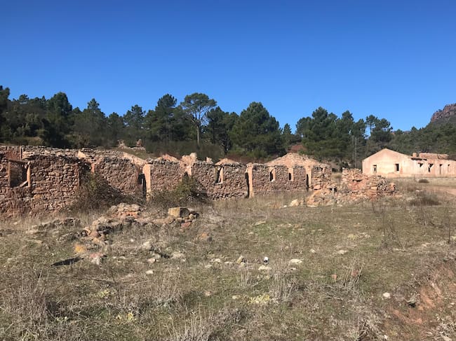 Ruinas de viviendas y del complejo minero de Henarejos (Cuenca).