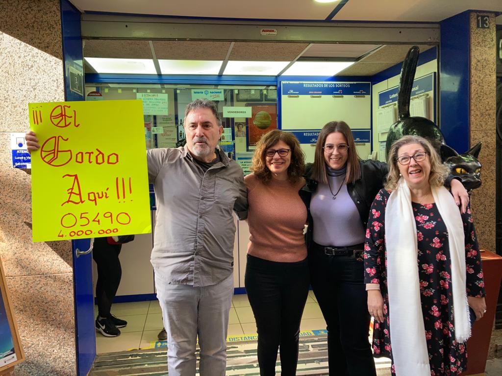 La administración El Gato Negro de Murcia ha vendido cuatro décimos del Gordo de la Lotería de Navidad 2022, el 05.490