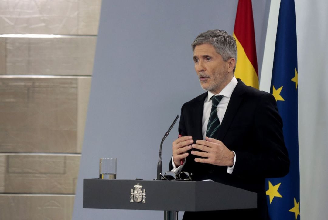 Fotografía facilitada por Moncloa del ministro del Interior, Fernando Grande-Marlaska, durante la rueda de prensa que ofrece hoy lunes en el Palacio de la Moncloa, en Madrid, para informar de las novedades referentes a la pandemia del coronavirus. 