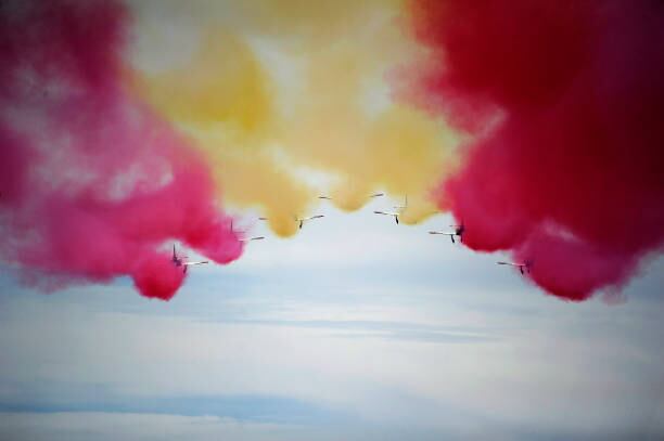 La Patrulla Águila pinta la bandera de España durante el Red Bull Moto3 Grand Prix de Jerez de la Frontera . (Photo by CRISTINA QUICLER / AFP)