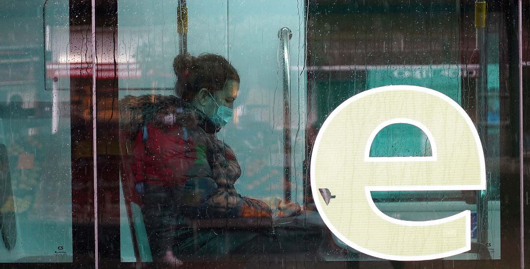 Una usuaria de AUVASA utilizando el transporte público