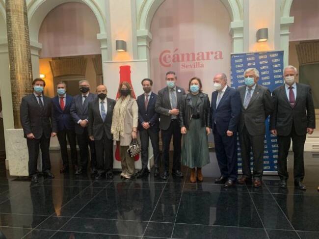 De izquierda a derecha, Miguel Rus, Eugenio Molina, el director de la Cadena SER en Andalucía, Juan Robles, Laura Robles, Antonio Luque, Juan Espadas, Sandra García, Fernando Rodríguez Villalobos, Francisco Herrero y Manuel Cornax