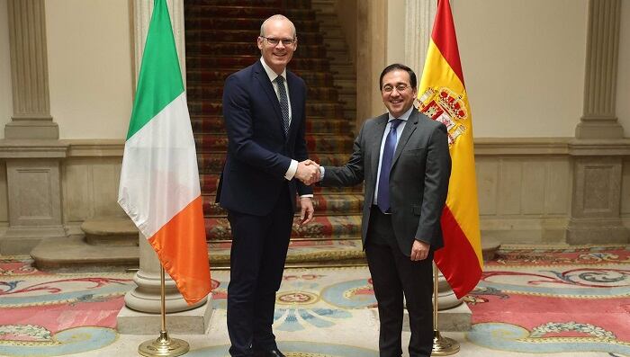 Coveney junto a Albares