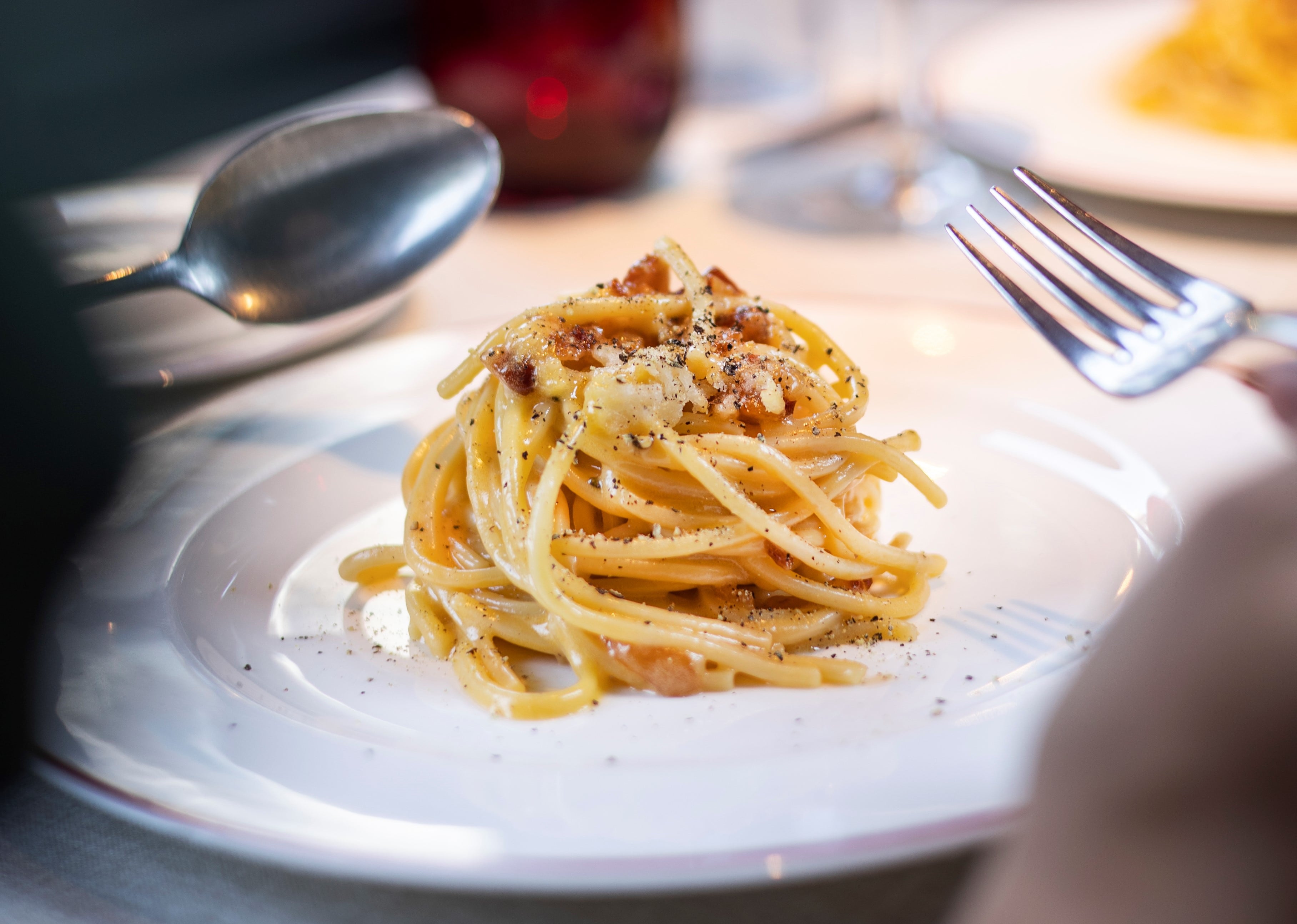 Pasta a la carbonara acabada dins del formatge pecorino