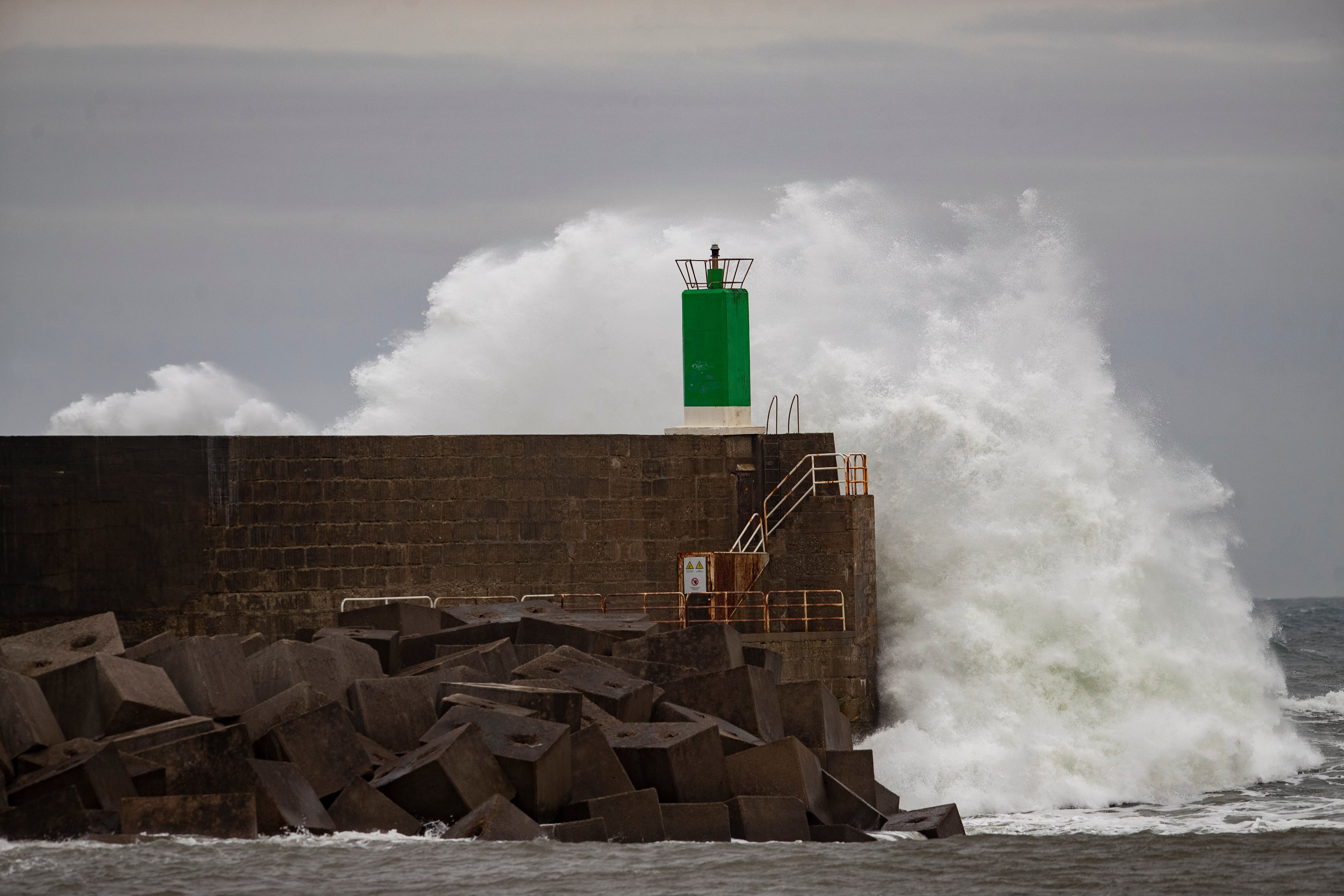 En la foto el faro de enfilación del puerto de A Guarda. EFE / Salvador Sas