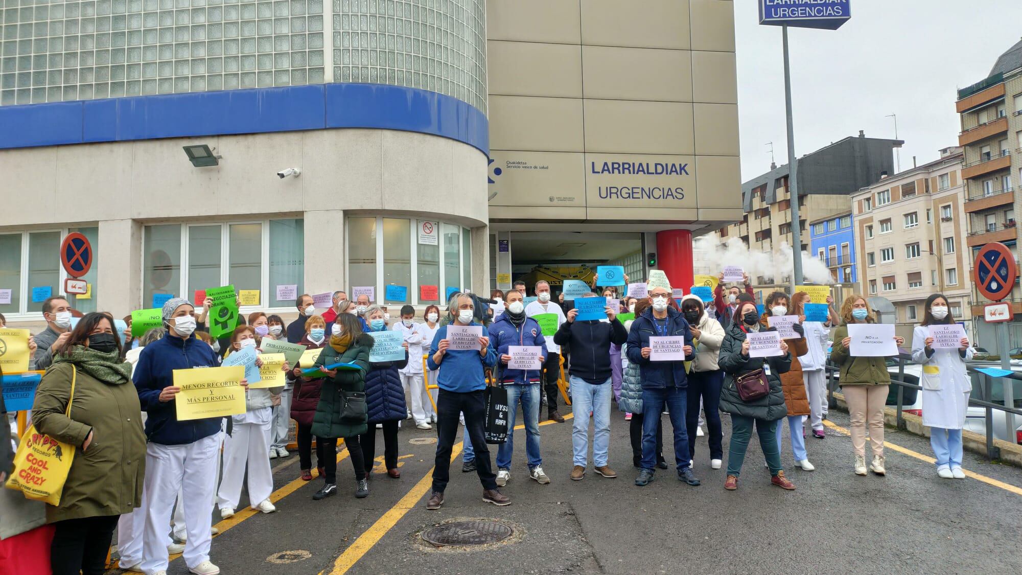 Sanitarios del hospital de Santiago se movilizan contra el cierre de las urgencias