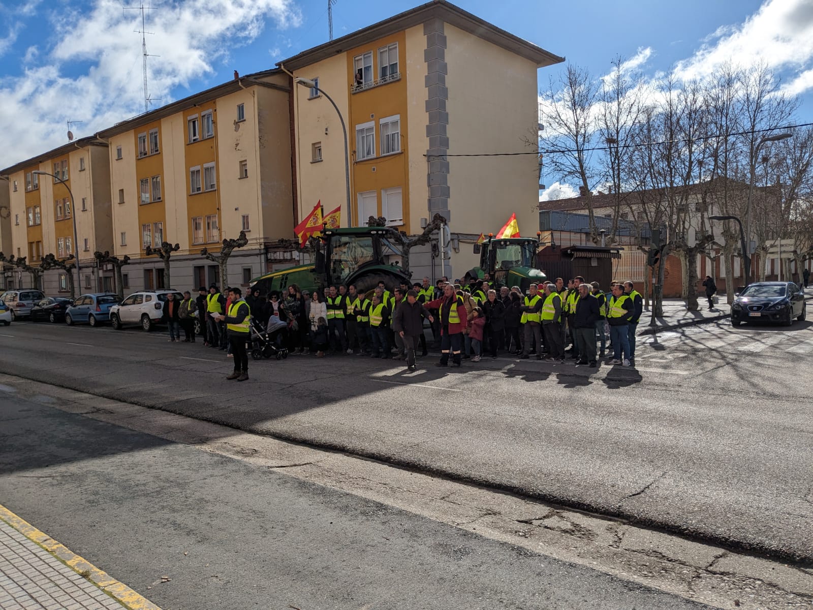 Concentración de agricultores frente a la Guardia Civil