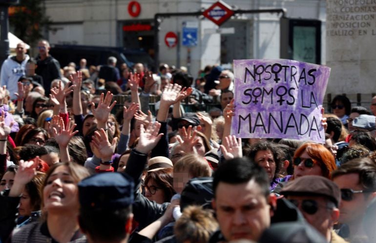 Concentración feminista contra el fallo judicial de La Manada en la Puerta del Sol, coincidiendo con el acto conmemorativo de la Fiesta del 2 de Mayo.