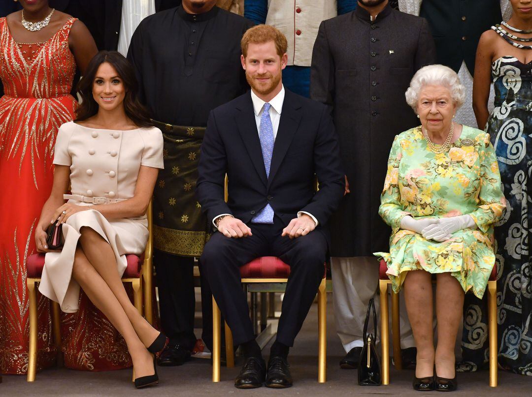 De izquierda a derecha, Meghan Markle, el príncipe Enrique y la reina Isabel II en una foto de archivo