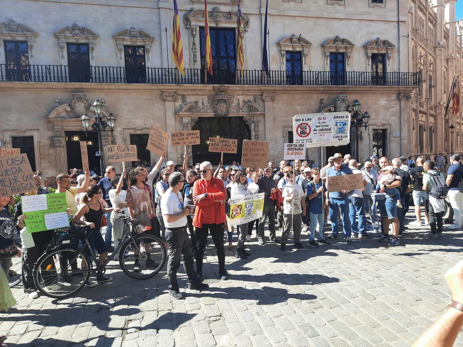 Unos 50 caravanistas se manifiestan en Cort contra la nueva ordenanza cívica.