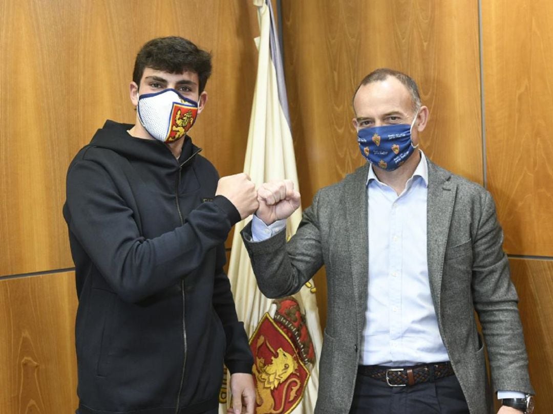 Iván Azón y el presidente Cristian Lapetra en las oficinas del Real Zaragoza