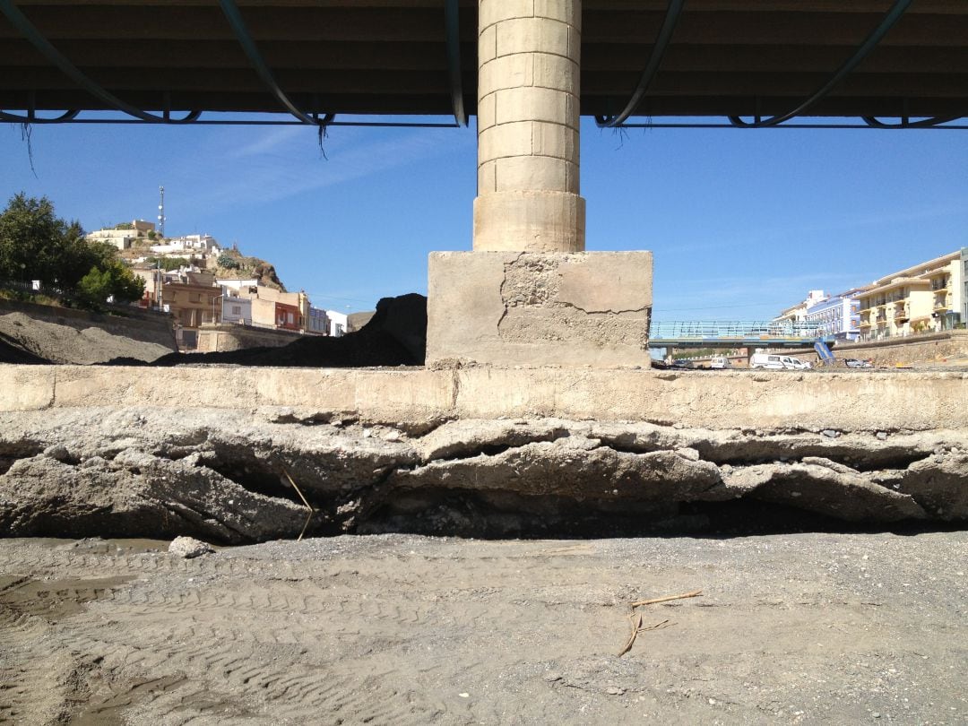 Socavamiento provocado por las aguas de la rambla de Nogalte