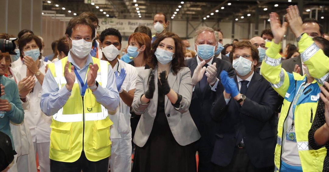 La presidenta de la Comunidad de Madrid, Isabel Díaz Ayuso, con el alcalde de Madrid a su derecha, José Luis Martínez-Almeida, en el acto de clausura del hospital de Ifema