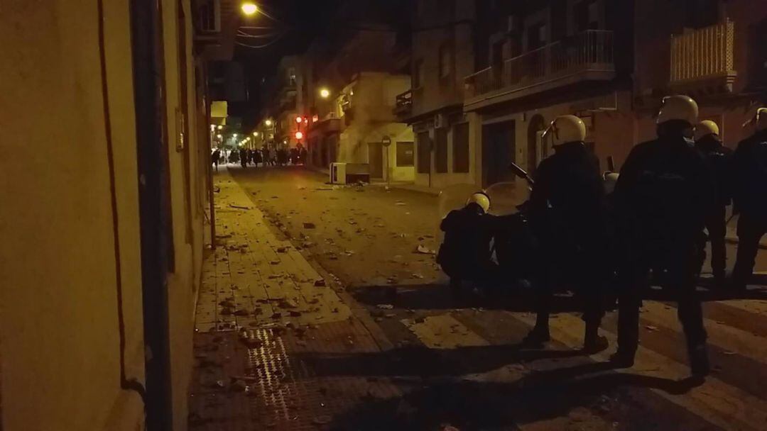 Efectivos policiales en los altercados de Linares.