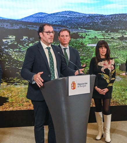 El delegado de la ONCE en Castilla y León, Ismael Pérez (atril) con el presidente de la diputación de Burgos, Borja Suárez, y la vicepresidenta, Inmaculada Sierra