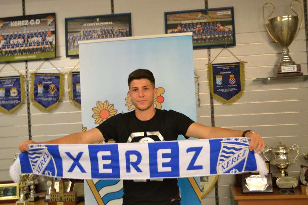 Brian Triviño posando este martes como nuevo jugador del Xerez CD