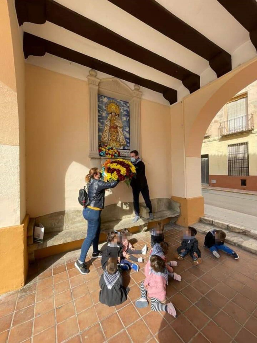 Momento de la particular &quot;Ofrenda&quot; en Caudete a la Virgen de los Desamparados