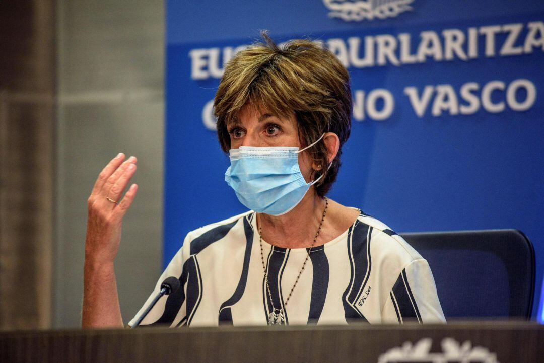 La consejera de Salud del Gobierno Vasco, Nekane Muirga , durante su comparecencia ante los medios hoy en Bilbao en la que ha anunciado que Euskadi bajará el próximo lunes &quot;un peldaño&quot; en la denominada &quot;nueva normalidad&quot; con la declaración de la emergencia sanitaria, de la que se derivarán mayores restricciones en aforos, agrupaciones de personas y horarios de hostelería, además de zonas de confinamiento si se dan &quot;situaciones de peligro&quot;