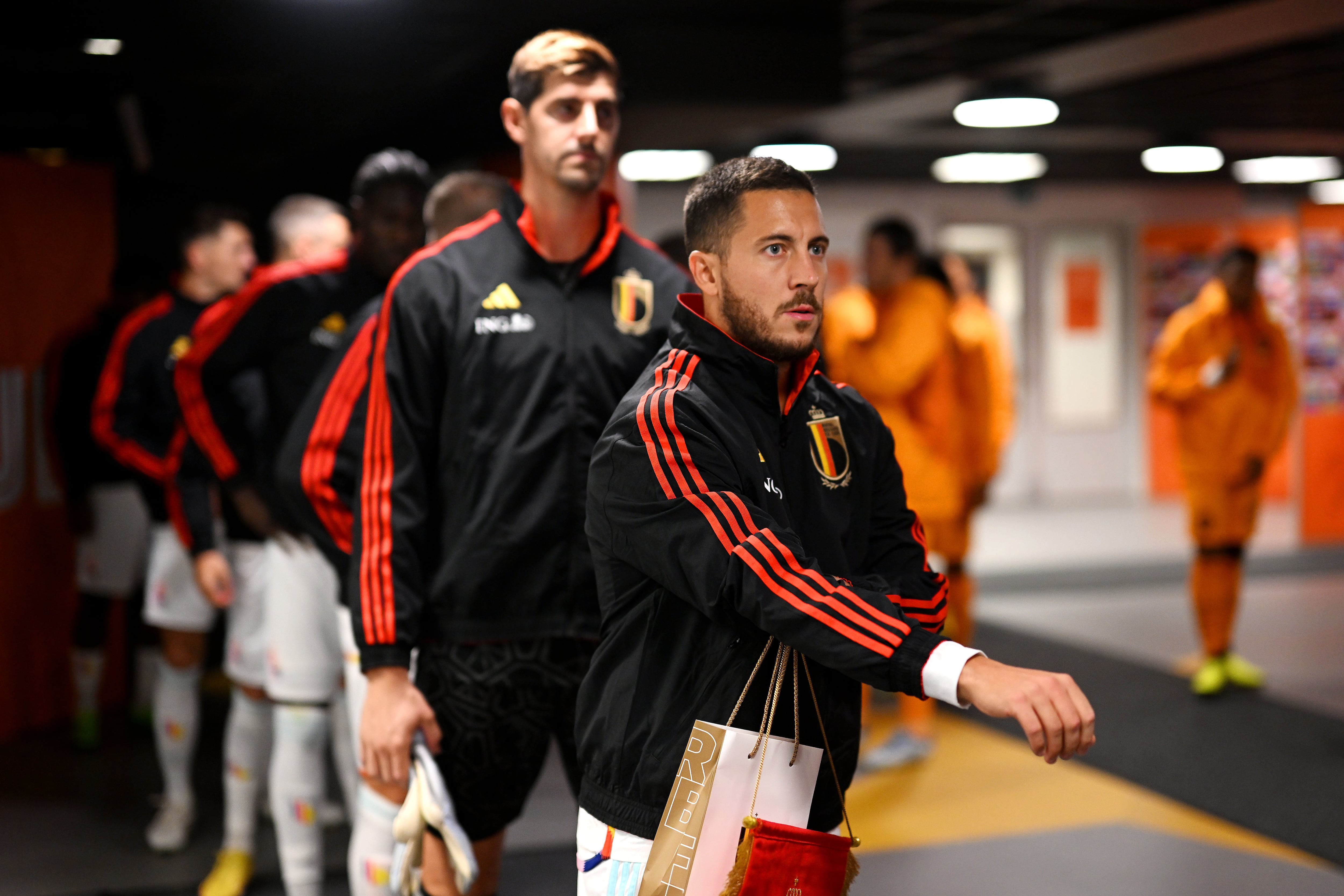 Eden Hazard, en el túnel de vestuarios antes del Países Bajos-Bélgica