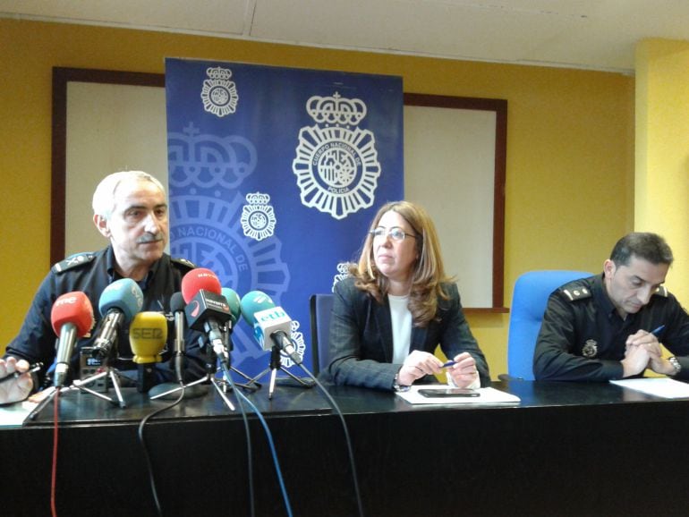 De izquierda a derecha, el jefe superior del CNP, Daniel Rodríguez; la delegada del Gobierno en Navarra, Carmen Alba y el inspector jefe de la Policía Judicial, Gregorio Fernández.