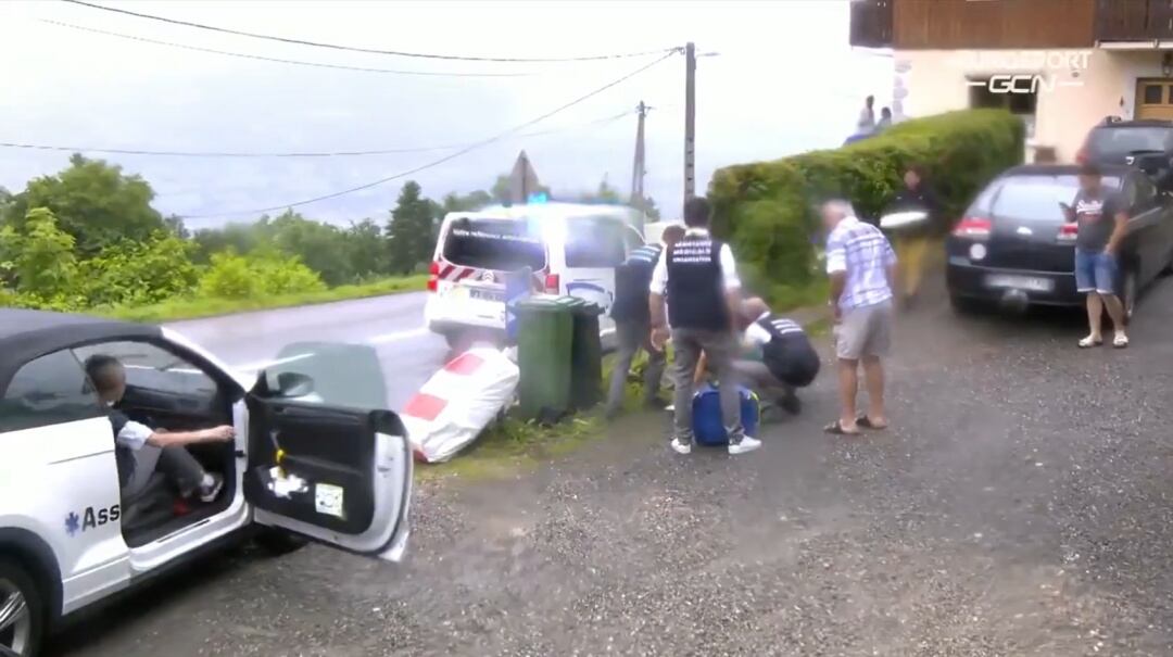 El momento en el que una aficionada socorre a un ciclista con una almohada