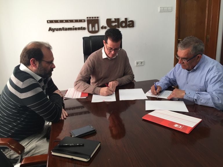 Eduardo Vicente, edil de Participación Ciudadana, Rubén Alfaro, alcalde de Elda y Antonio Cuenca, presidente de FAVE