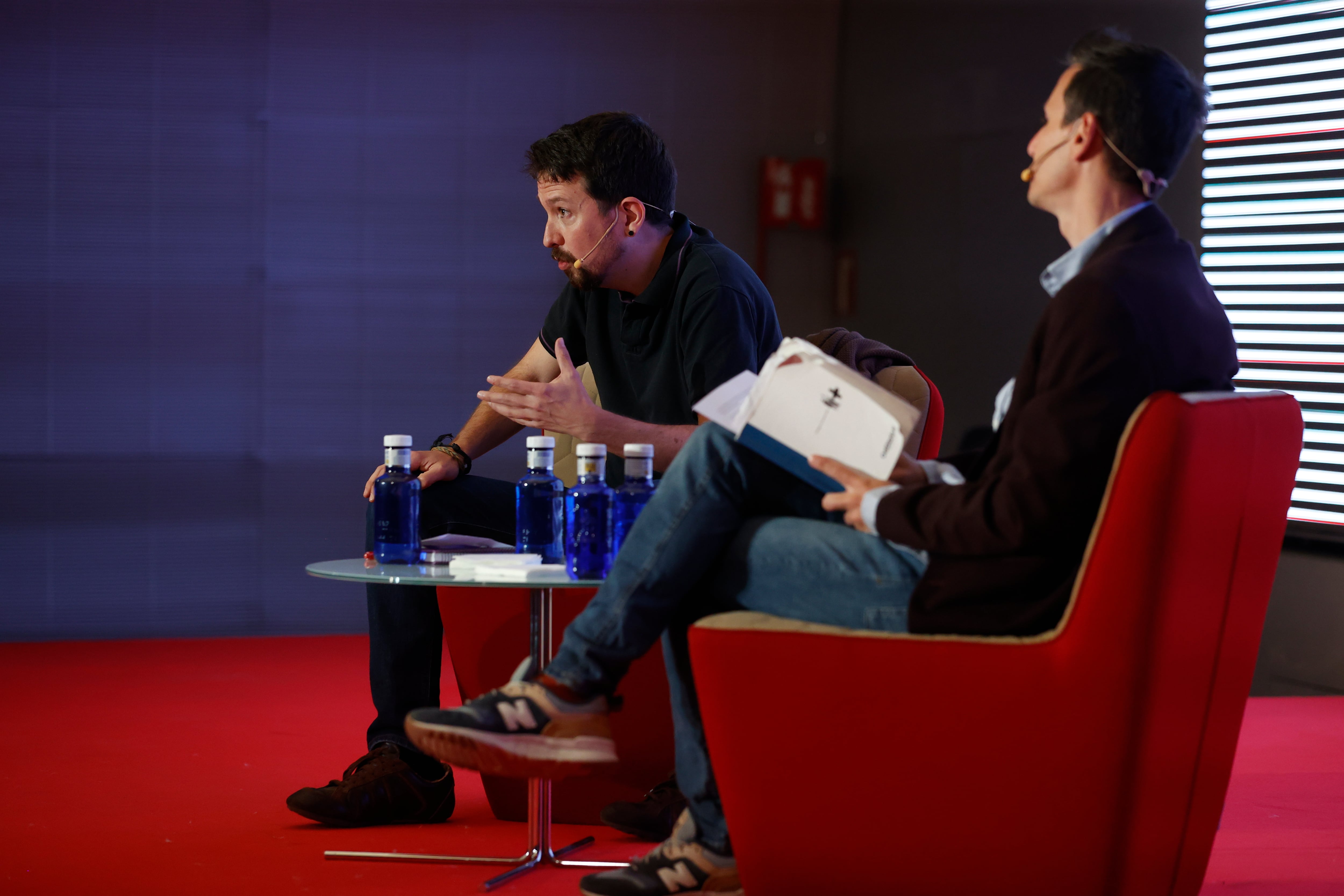 El exvicepresidente del Gobierno y exsecretario general de Podemos Pablo Iglesias (i) y el periodista Aitor Riveiro (d), durante la presentación de su libro &#039;Verdades a la cara&#039;, este martes en Madrid.