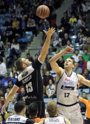 El jugador griego del Bilbao Basket, Georgios Bogris (i), salta por balón con el pívot del Obradoiro, Aleks Maric (d), al inicio del encuentro