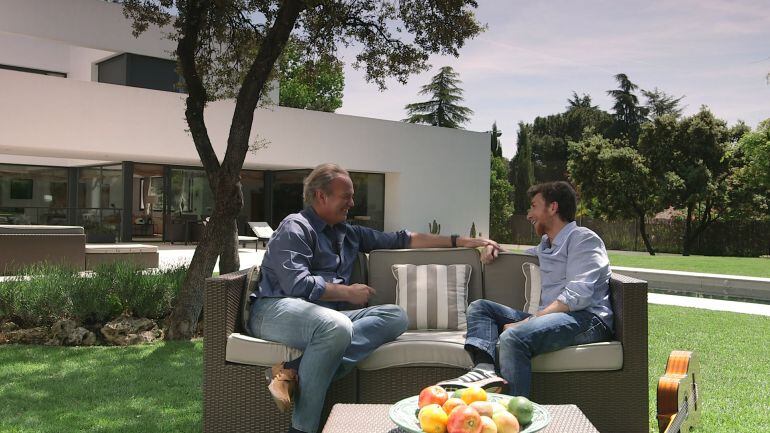 Pablo Motos (d) y Bertín Osborne (i) durante la entrevista en &#039;En la tuya o en la mía&#039;