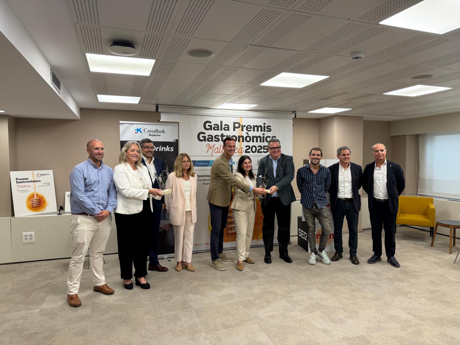 Presentación de la Gala dels Premis Gastronòmics de Mallorca 2025 en CaixaBank con organizadores y colaboradores