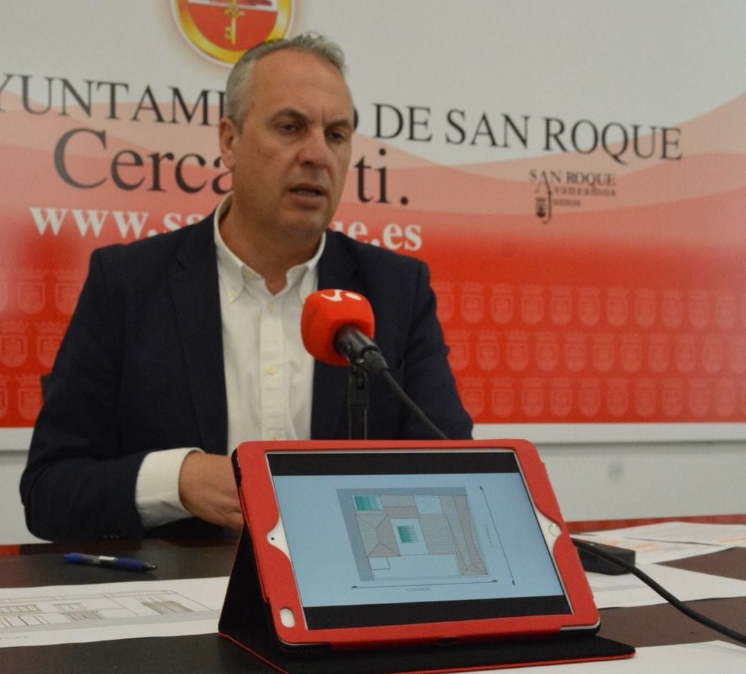 Juan Carlos Ruiz Boix, alcalde de San Roque, presenta los dos proyectos urbanísticos del casco antiguo de la ciudad