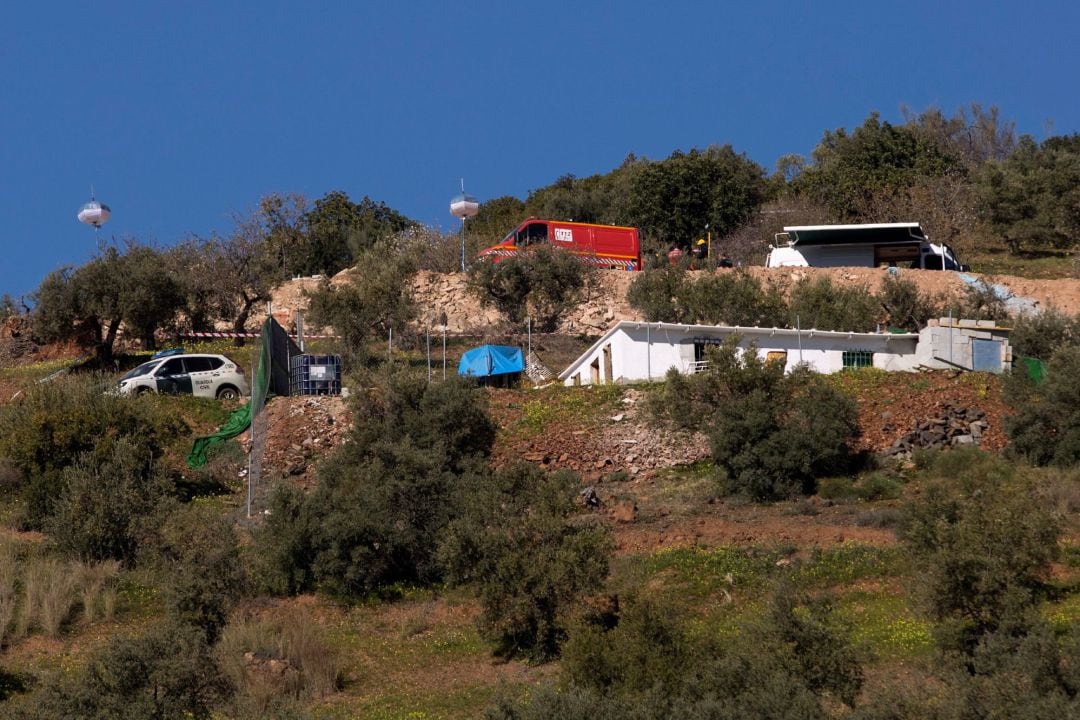 Miembros de la Guardia Civil en los alrededores de la finca privada en la localidad malagueña de Totalán