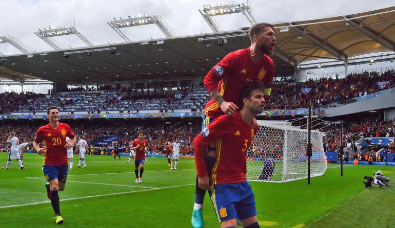 Piqué celebra con Ramos el gol de España 