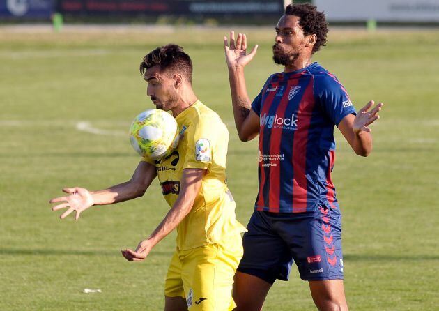 Rui ocupó el centro de la defensa junto con Viti en el partido frente al Navalcarnero