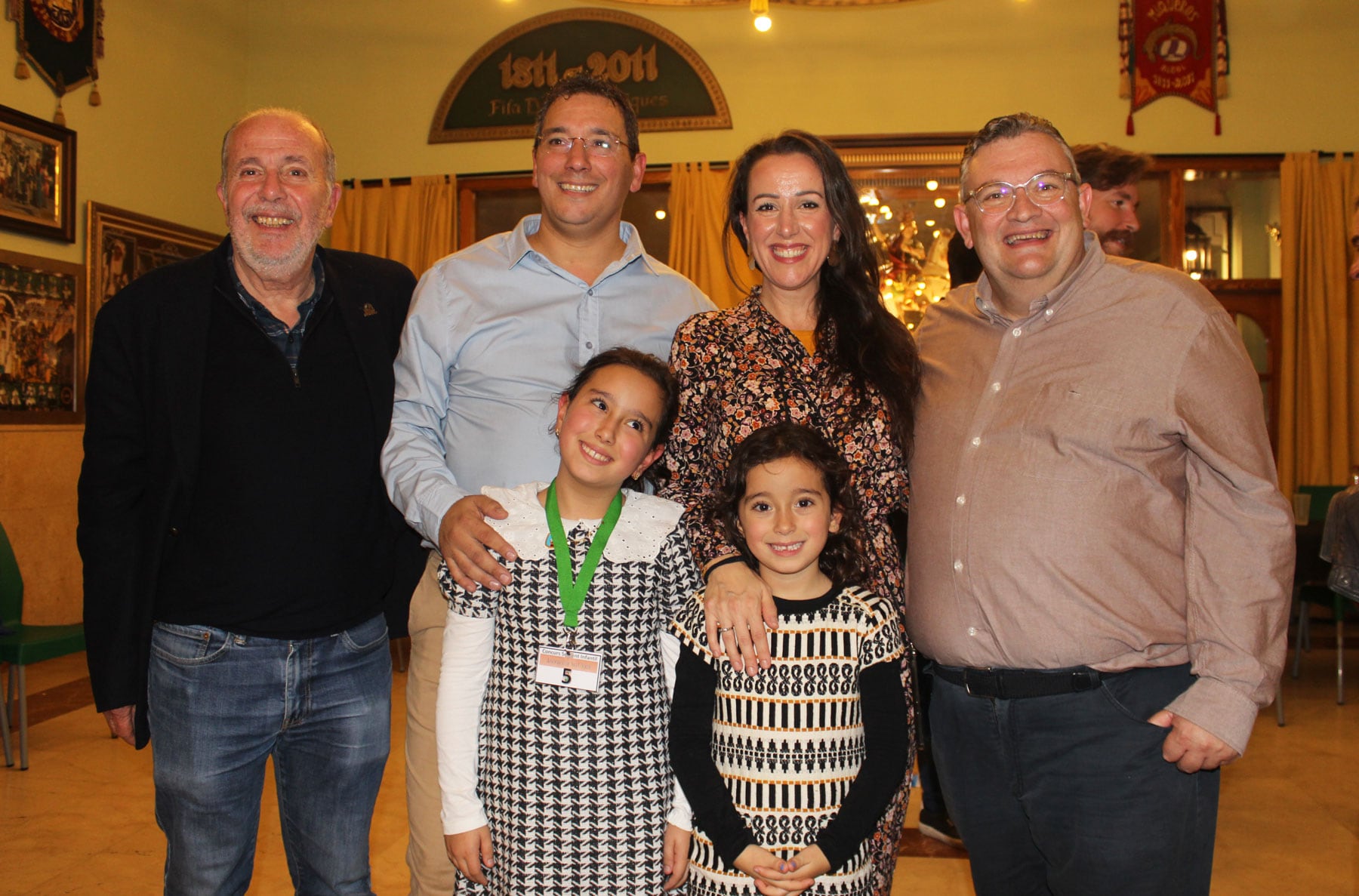 Valeria con su hermana pequeña, Eva, su madre, Ana, su padre, Ricarod, su abuelo, Rafa Botí, y el primer tro de los Realistes, Carles Vila