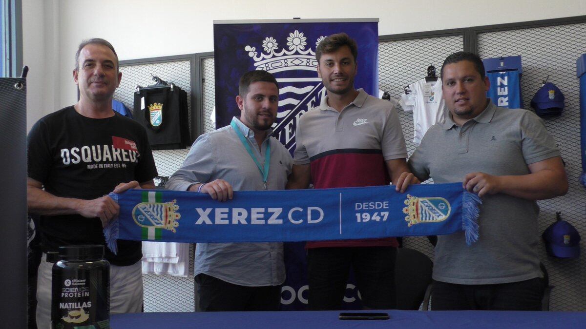 Rodri posando con la bufanda del Xerez CD